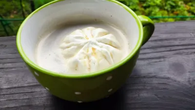 Літня кава з морозивом у дощ.